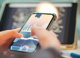 Investidor a verificar o processo transparente de levantamento e transferência de fundos