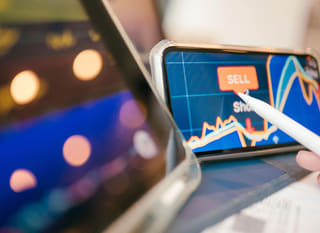 Trader multi-mercado a analisar opções de Bitcoin, Ethereum e forex