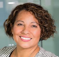 Claire Ashford retrato da responsável de conformidade especialista financeira